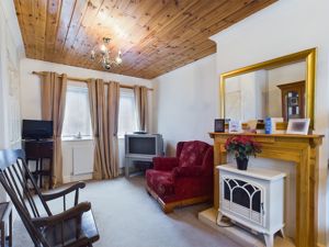 Living area- click for photo gallery